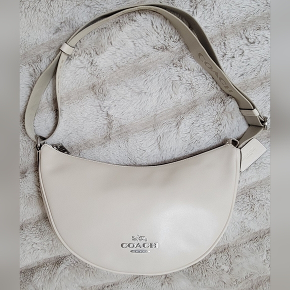 Authentic Coach Pace Shoulders Bag, Cream color with adjustable shoulder strap - Picture 3 of 16
